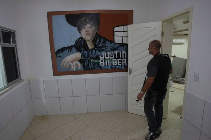 Drug King's Triplex Inside a Slum with Justin Bieber Inside (10 pics)