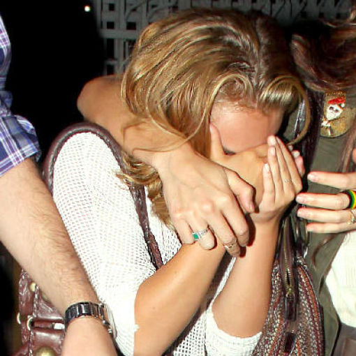 Celebrities Hiding Their Faces from Paparazzi (31 pics)