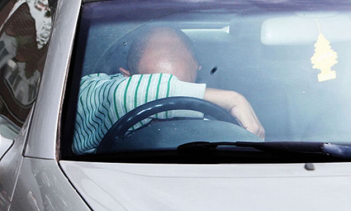 Celebrities Hiding Their Faces from Paparazzi (31 pics)
