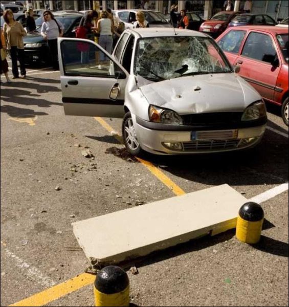 Concrete Slab Destroys Car (5 pics)