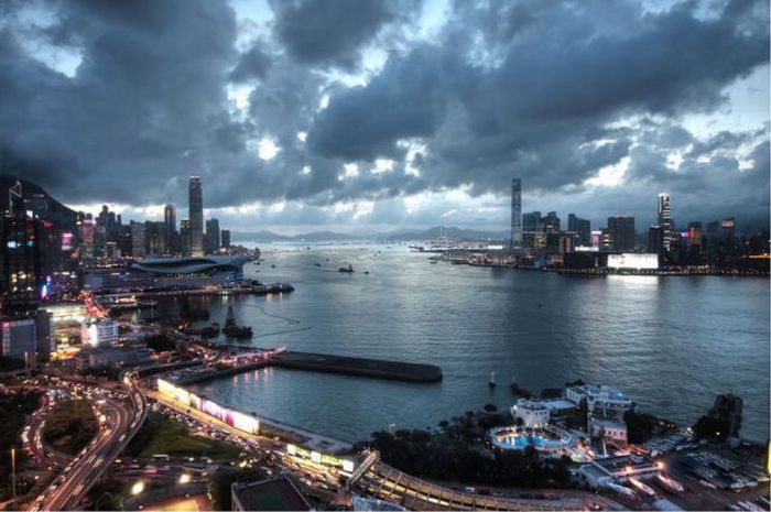 International Commerce Centre in Hong Kong (33 pics)