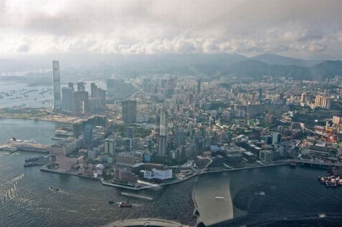 International Commerce Centre in Hong Kong (33 pics)