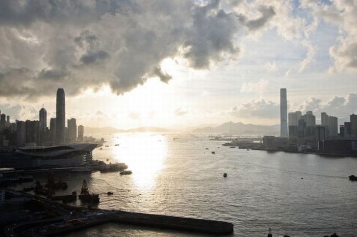 International Commerce Centre in Hong Kong (33 pics)