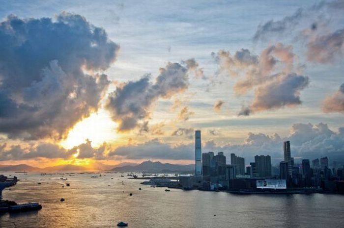 International Commerce Centre in Hong Kong (33 pics)