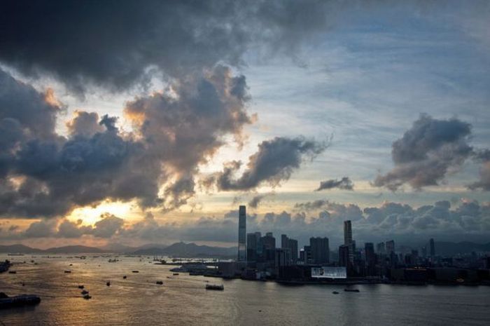 International Commerce Centre in Hong Kong (33 pics)