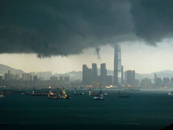 International Commerce Centre in Hong Kong (33 pics)