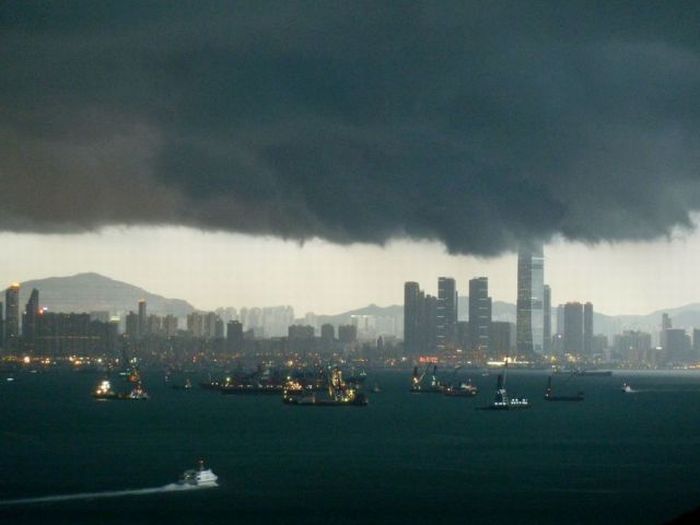 International Commerce Centre in Hong Kong (33 pics)