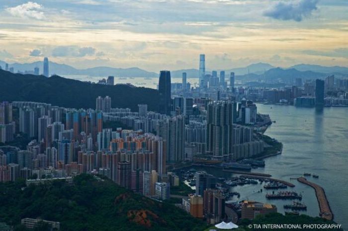International Commerce Centre in Hong Kong (33 pics)