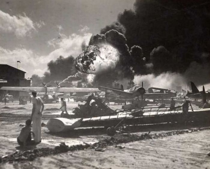 Unknown Photos of Pearl Harbor Bombing (14 pics)
