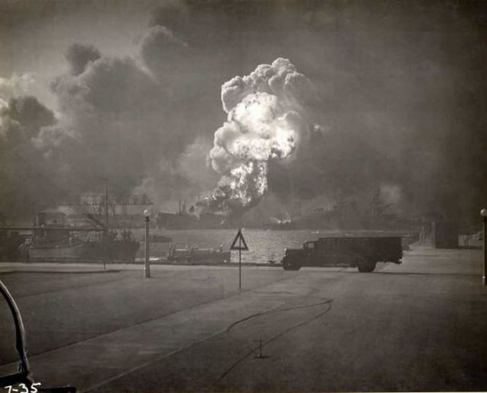 Unknown Photos of Pearl Harbor Bombing (14 pics)