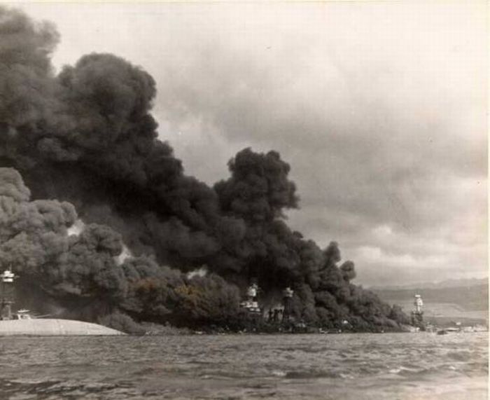 Unknown Photos of Pearl Harbor Bombing (14 pics)