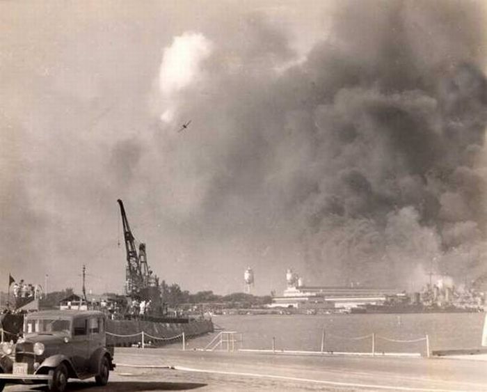 Unknown Photos of Pearl Harbor Bombing (14 pics)