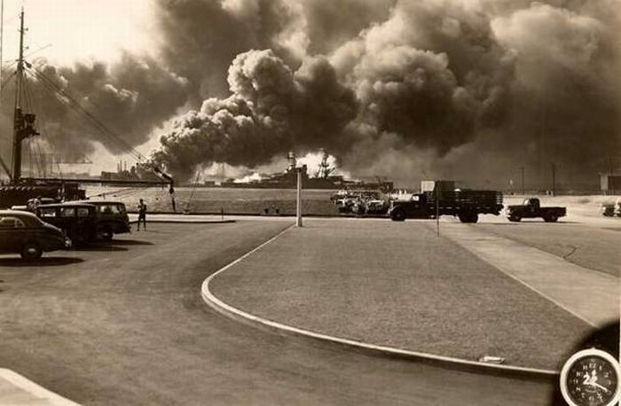 Unknown Photos of Pearl Harbor Bombing (14 pics)