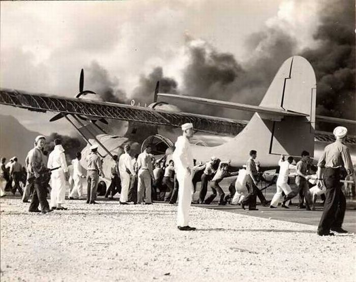 Unknown Photos of Pearl Harbor Bombing (14 pics)