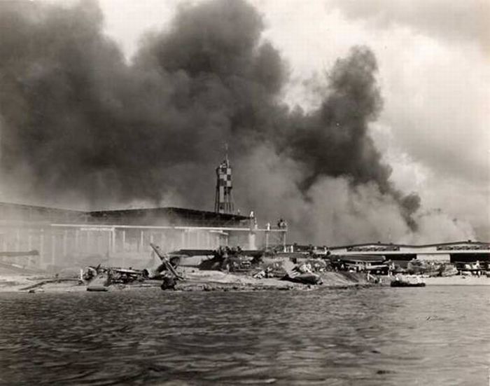 Unknown Photos of Pearl Harbor Bombing (14 pics)