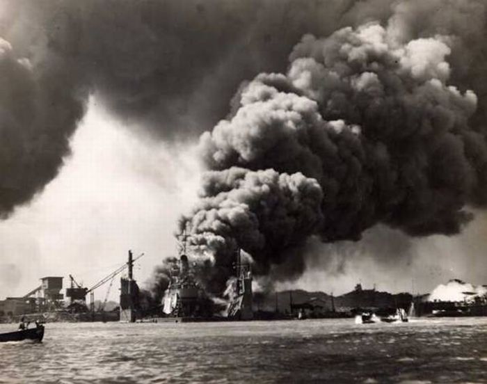 Unknown Photos of Pearl Harbor Bombing (14 pics)