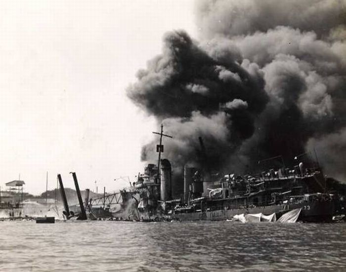 Unknown Photos of Pearl Harbor Bombing (14 pics)