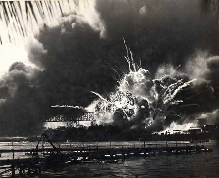 Unknown Photos of Pearl Harbor Bombing (14 pics)