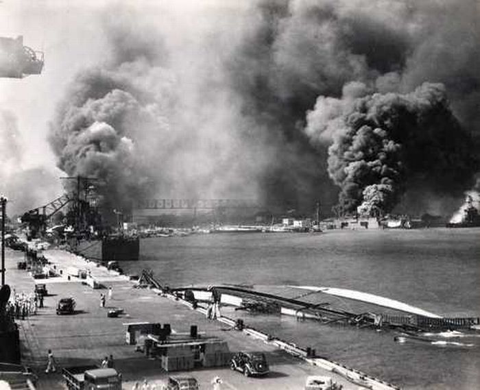 Unknown Photos of Pearl Harbor Bombing (14 pics)