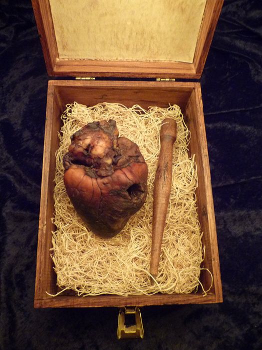 Mummified Vampire Heart is for Sale on Ebay (7 pics)