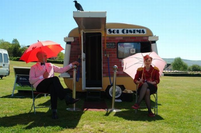 The Smallest Cinema Powered by the Sun (25 pics)