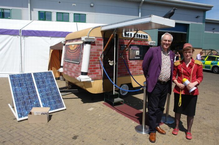 The Smallest Cinema Powered by the Sun (25 pics)