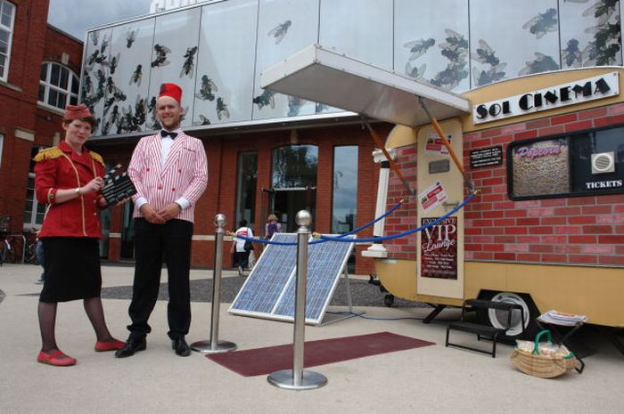 The Smallest Cinema Powered by the Sun (25 pics)