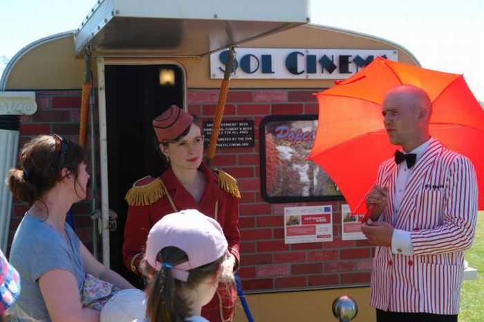 The Smallest Cinema Powered by the Sun (25 pics)