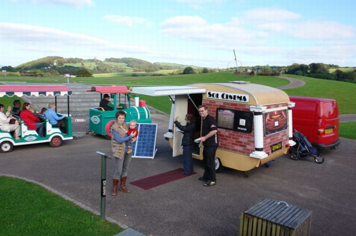 The Smallest Cinema Powered by the Sun (25 pics)