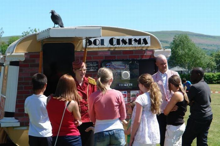 The Smallest Cinema Powered by the Sun (25 pics)