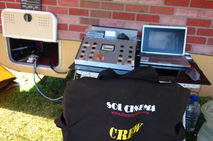The Smallest Cinema Powered by the Sun (25 pics)