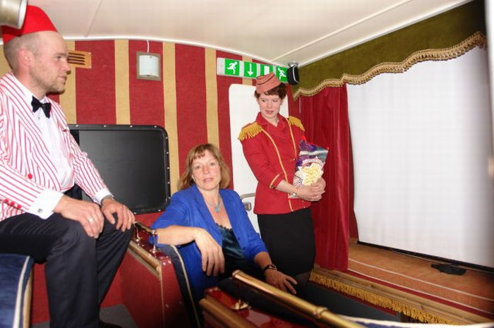 The Smallest Cinema Powered by the Sun (25 pics)