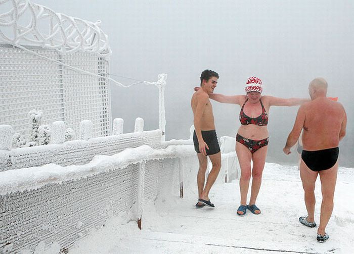 Winter Swimming in Siberia (10 pics)