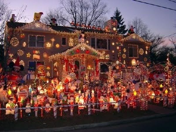 Christmas Decoration Abuse (25 pics)
