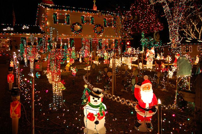 Christmas Decoration Abuse (25 pics)