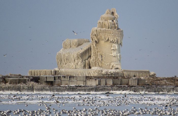 Lighthouse Becomes Icehouse (6 pics + video)