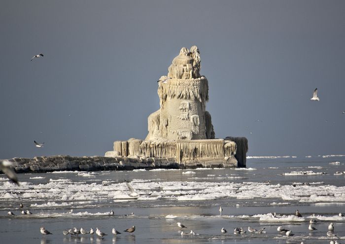 Lighthouse Becomes Icehouse (6 pics + video)
