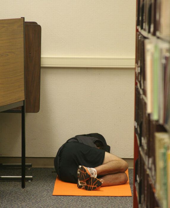 Sleeping in the Library (45 pics)