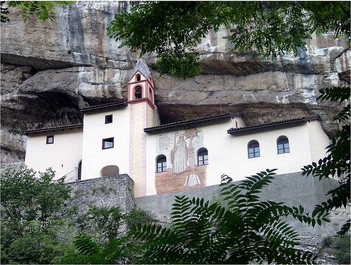Hermitage of San Colombano (12 pics)
