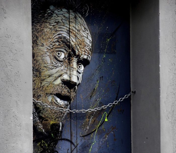 Portraits on the Walls (26 pics)