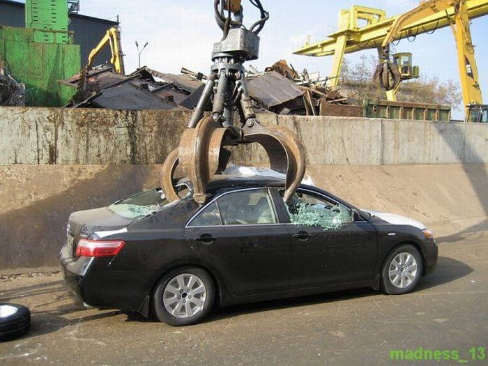 Demolition of Smuggled Cars in Russia (22 pics)