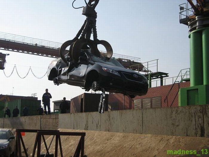 Demolition of Smuggled Cars in Russia (22 pics)