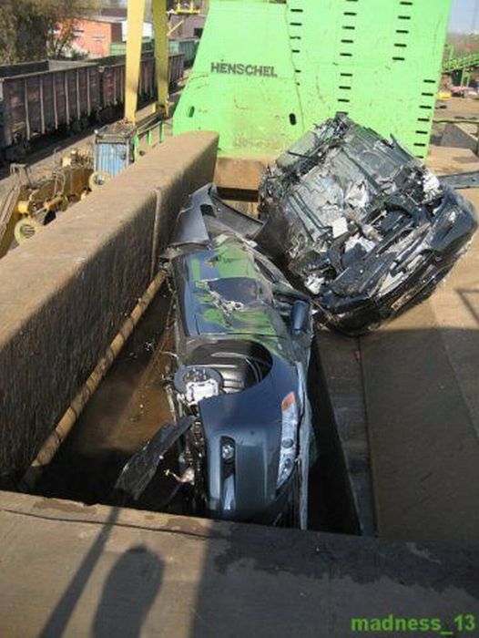 Demolition of Smuggled Cars in Russia (22 pics)