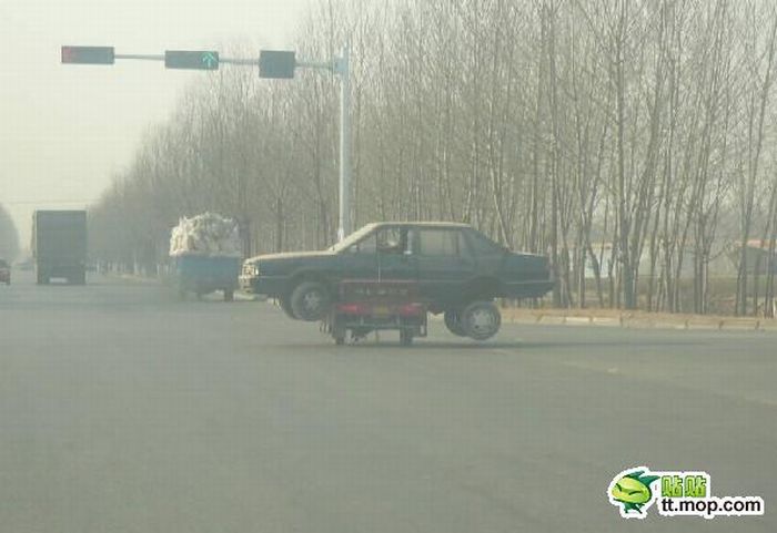 Interesting Way to Transport a Broken Car (4 pics)