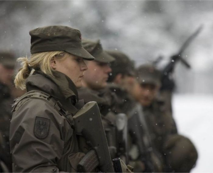 Real Life Female Soldiers (37 pics)