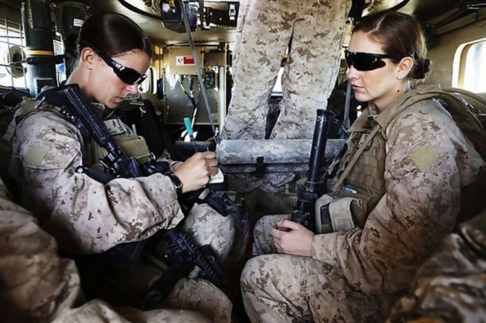 Real Life Female Soldiers (37 pics)