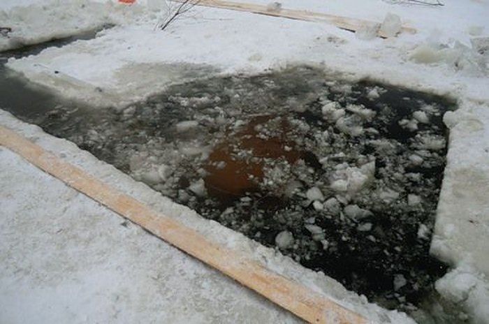 Sunken Car (18 pics)