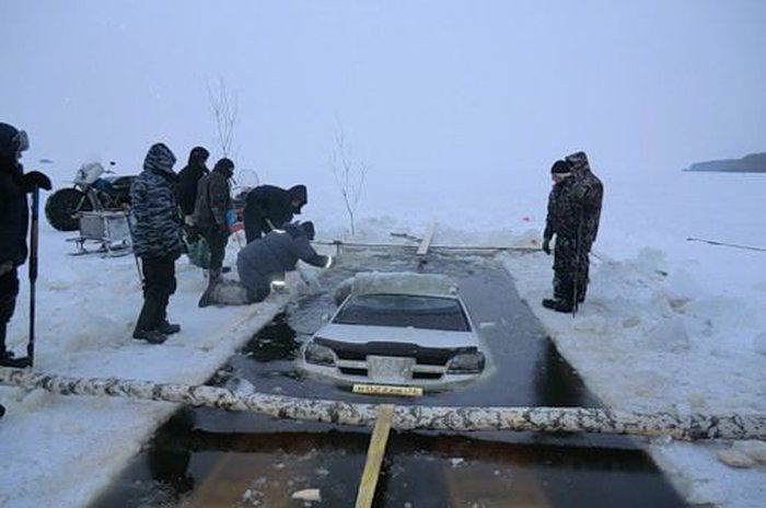Sunken Car (18 pics)
