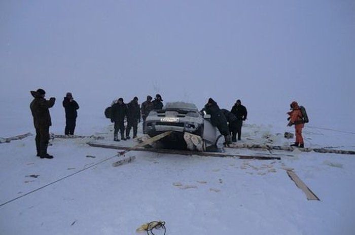 Sunken Car (18 pics)