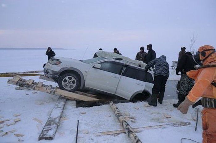 Sunken Car (18 pics)